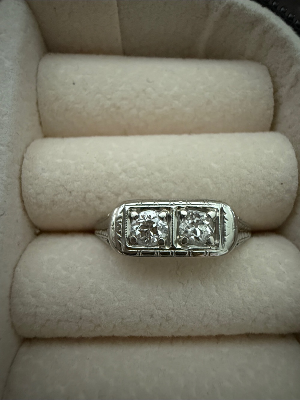 AntiqueTwo-Stone White Gold Diamond Ring - 18 K